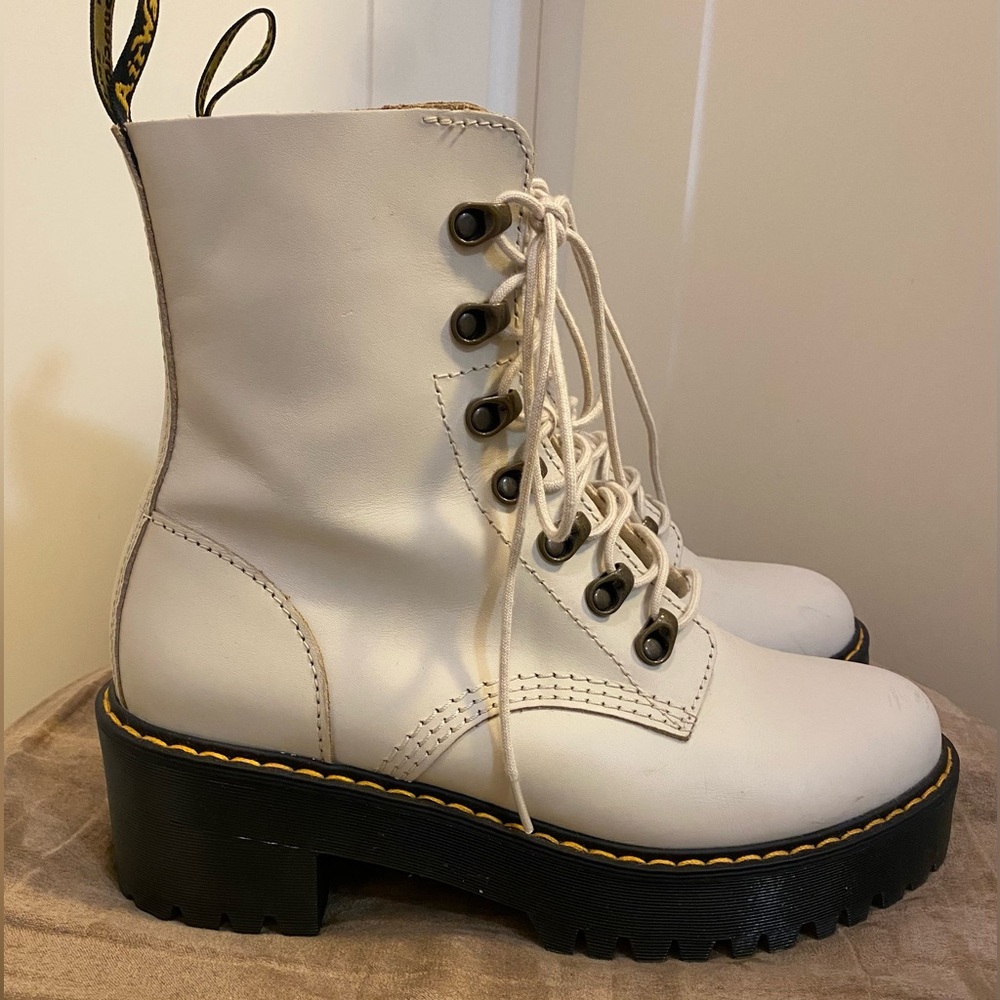 DR. MARTENS • Leona • Size US 8 (EU 39) • RARE BONE COLOR!!